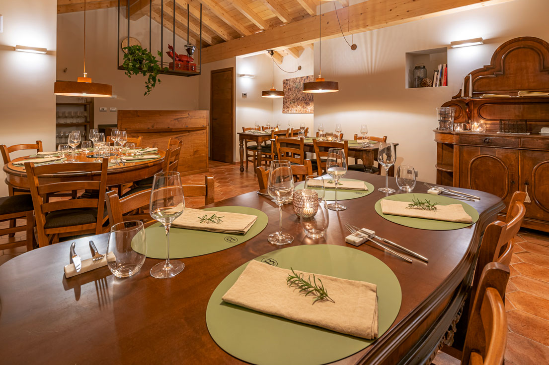 Interno ristorante retroBottega con tavolo apparecchiato Beccalli a Lecco Costa Masnaga