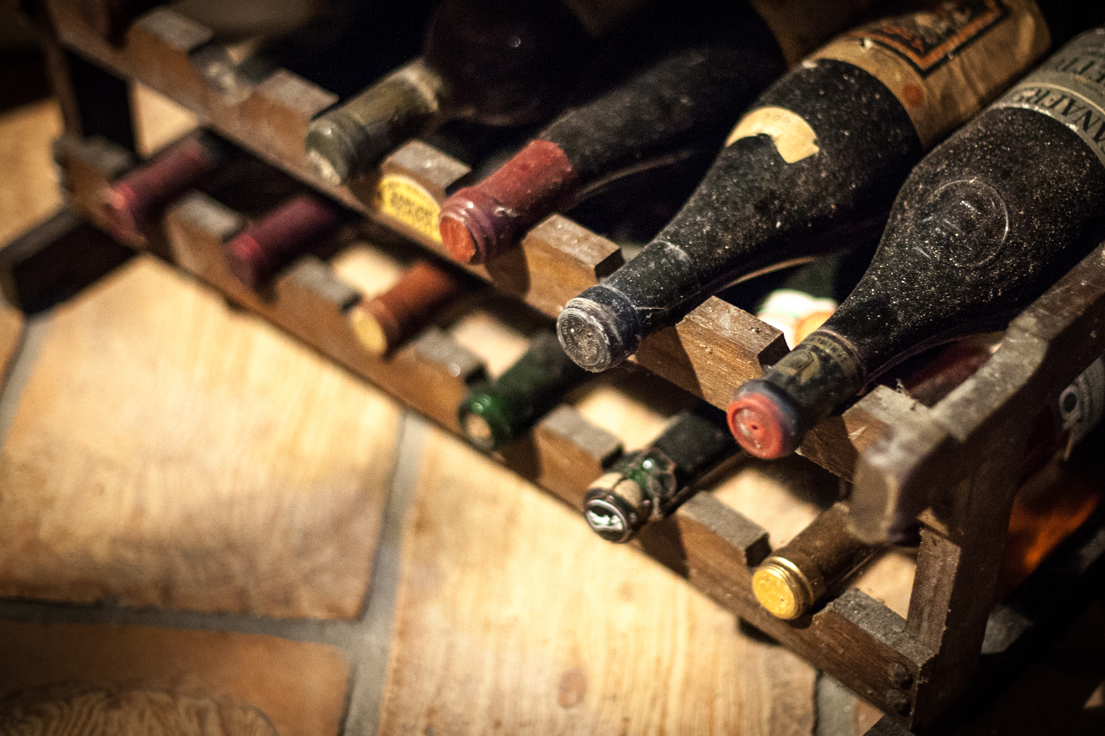 Bottiglie di vino nella cantina Beccalli